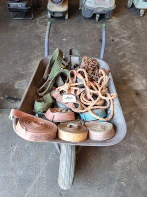 une brouette remplie de vieux objets dans un garage