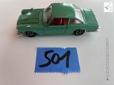 une petite voiture verte posée à côté d'un bout de papier sur lequel est écrit « so1 »