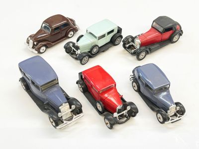 plusieurs petites voitures sont alignées en cercle sur une surface blanche