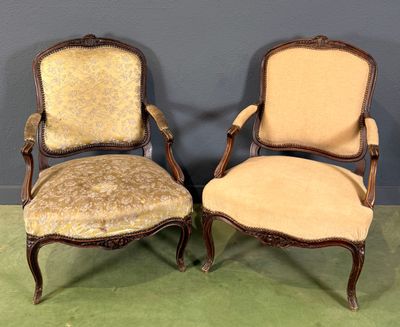 paire de fauteuils de style Louis XV à accoudoirs rembourrés
