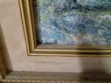 une image d'un tableau sur le mur d'une pièce