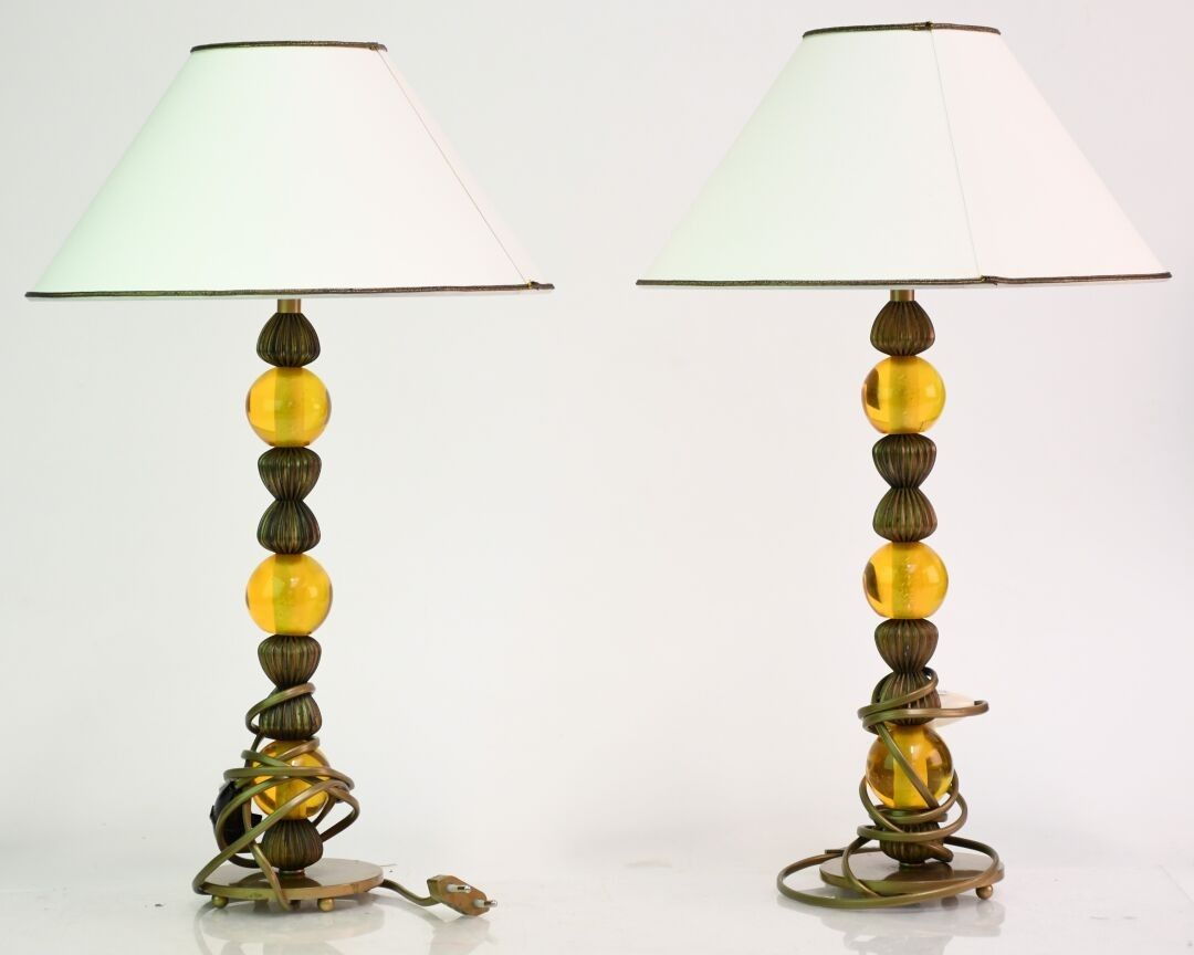 Paire de lampe de salon en métal doré et résine fumé.