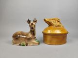 deux figurines d'animaux assis l'une à côté de l'autre