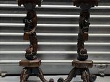 paire de bougeoirs anciens en bois sculpté, ornés de têtes de lion