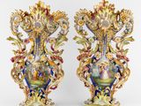 deux vases décorés d'une peinture, placés l'un à côté de l'autre