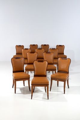 de nombreuses chaises disposées en cercle