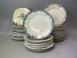 plusieurs assiettes empilées sur une table