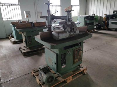 a machine that is sitting on a pallet in a warehouse