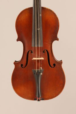 un vieux violon auquel est accroché un archet au niveau du manche