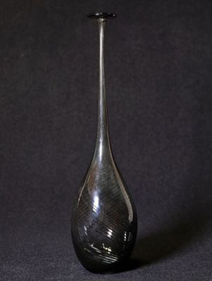 Vase ovoïde à très haut col en verre filigranné noir.