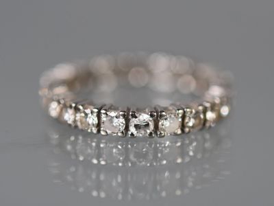 gros plan d'une bague en diamant sur une surface réfléchissante