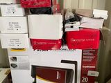 une pile de cartons posée sur une table dans une pièce