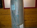 un gros rouleau de plastique enroulé autour d'un chauffe-eau