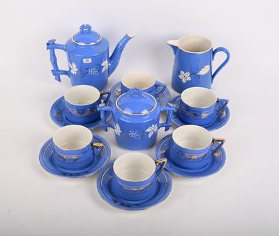 service à thé en porcelaine bleue et blanche, avec tasses et soucoupes assorties