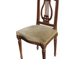 l'image d'une chaise en bois avec une assise rembourrée de couleur beige