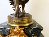 une statue représentant un homme à cheval posée sur une table