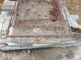 une grille métallique posée sur une dalle en béton
