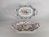 deux assiettes munies d'anses, ornées de fleurs et d'oiseaux