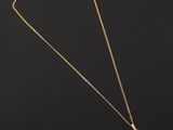 un collier en or orné d'une pierre d'améthorate sur fond noir