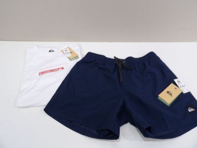 Le short est bleu et blanc, et il y a un t-shirt par-dessus.