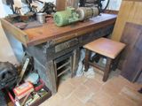 une table sur laquelle se trouve une machine à coudre