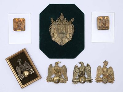 une photo montrant une collection d'objets anciens posés sur une table