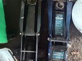 un tas de téléphones portables posé par terre à côté d'une poubelle