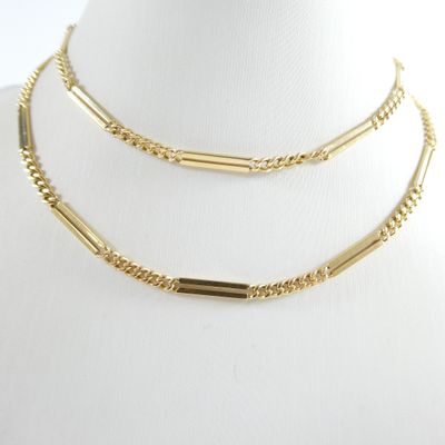 gros plan d'un collier en or sur un mannequin mannequin mannequin mannequin mannequin mannequin mannequin mannequin