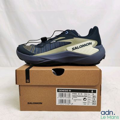 gros plan sur une paire de chaussures posée sur une boîte