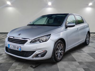 la voiture argentée est garée sur le sol en damier d'un garage