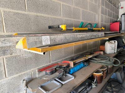 une étagère sur laquelle sont posés des outils, près d'un mur en briques