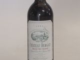 une bouteille de vin posée sur une table