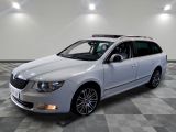 une photo d'une voiture blanche garée dans un garage