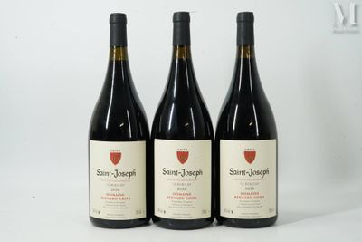 trois bouteilles de vin sont alignées sur une surface blanche