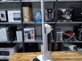 une table sur laquelle se trouvent un téléphone et une lampe