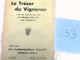 un livre posé sur une table à côté d'une feuille de papier