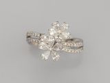 gros plan d'une bague en diamant sur une surface grise