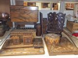 une table sur laquelle sont posés de nombreux objets en bois