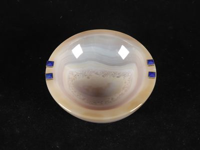 a picture of a glass bowl with a blue stripe around it