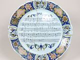 une plaque sur laquelle figure une partition musicale, posée sur un pupitre