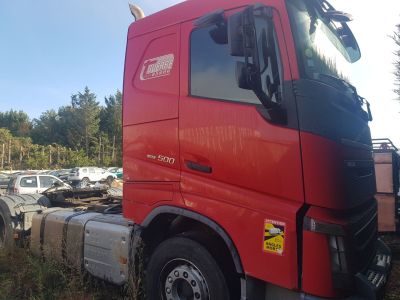 un camion rouge garé sur le bord de la route