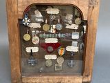 une vitrine contenant de nombreux boutons
