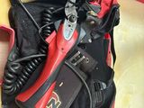 un sac rouge et noir contenant des outils