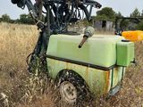 un camion avec un vélo à l'arrière, dans un champ
