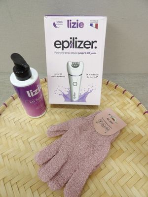des gants de ménage violets et un flacon d'Epitizer posés sur un plateau en osier