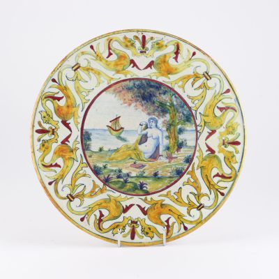 une assiette avec l'image d'une femme et d'un oiseau