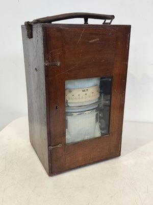 une petite boîte en bois avec une horloge à l'intérieur