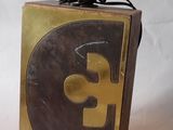 une lampe posée sur une boîte
