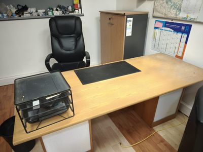 2 bureaux placage et armoire d'appui mauvais état + fauteuil…