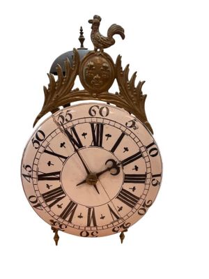 une horloge avec des chiffres romains sur le cadran